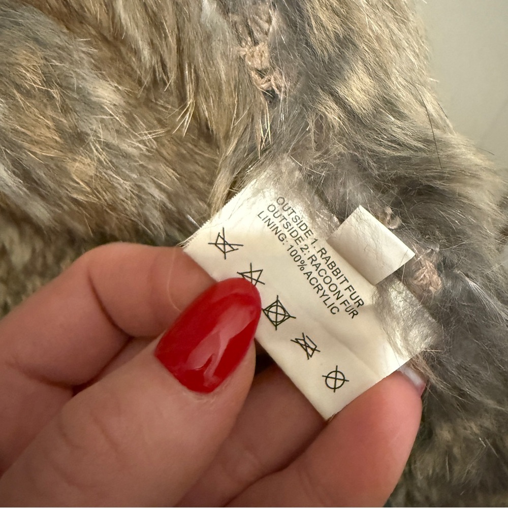 Women's Rabbit and Racoon Fur Vest - Picture 4 of 9